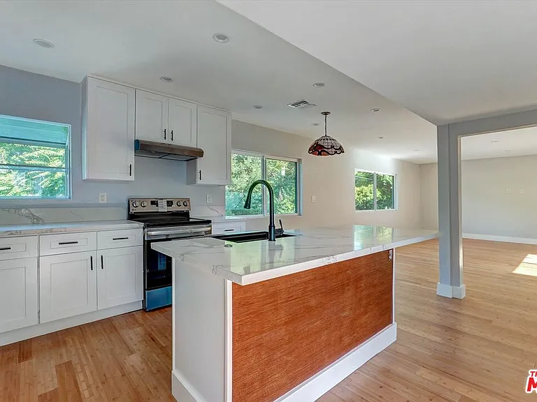 5726 Woodman Ave #2 — Photo 8