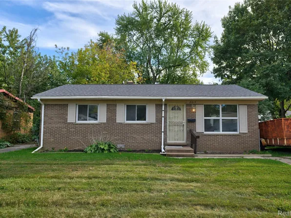 2017 Chateau Dr, Flint, MI 48504