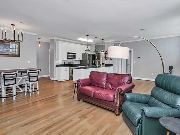 4th image of 705 Maple St APT D203