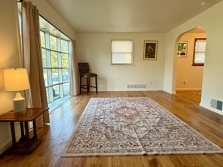 22600 Ivan Ave — Photo 3
