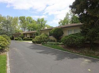 21 Wildwood Dr, Great Neck, NY 11024