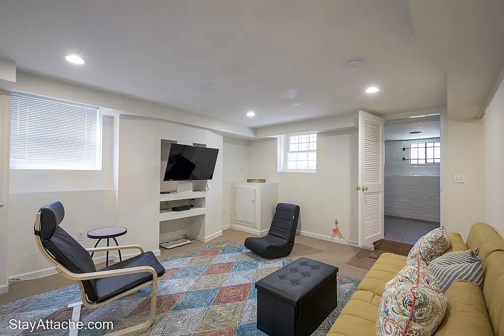 4 bed, 3000 sqft, $8,910 — Photo 4