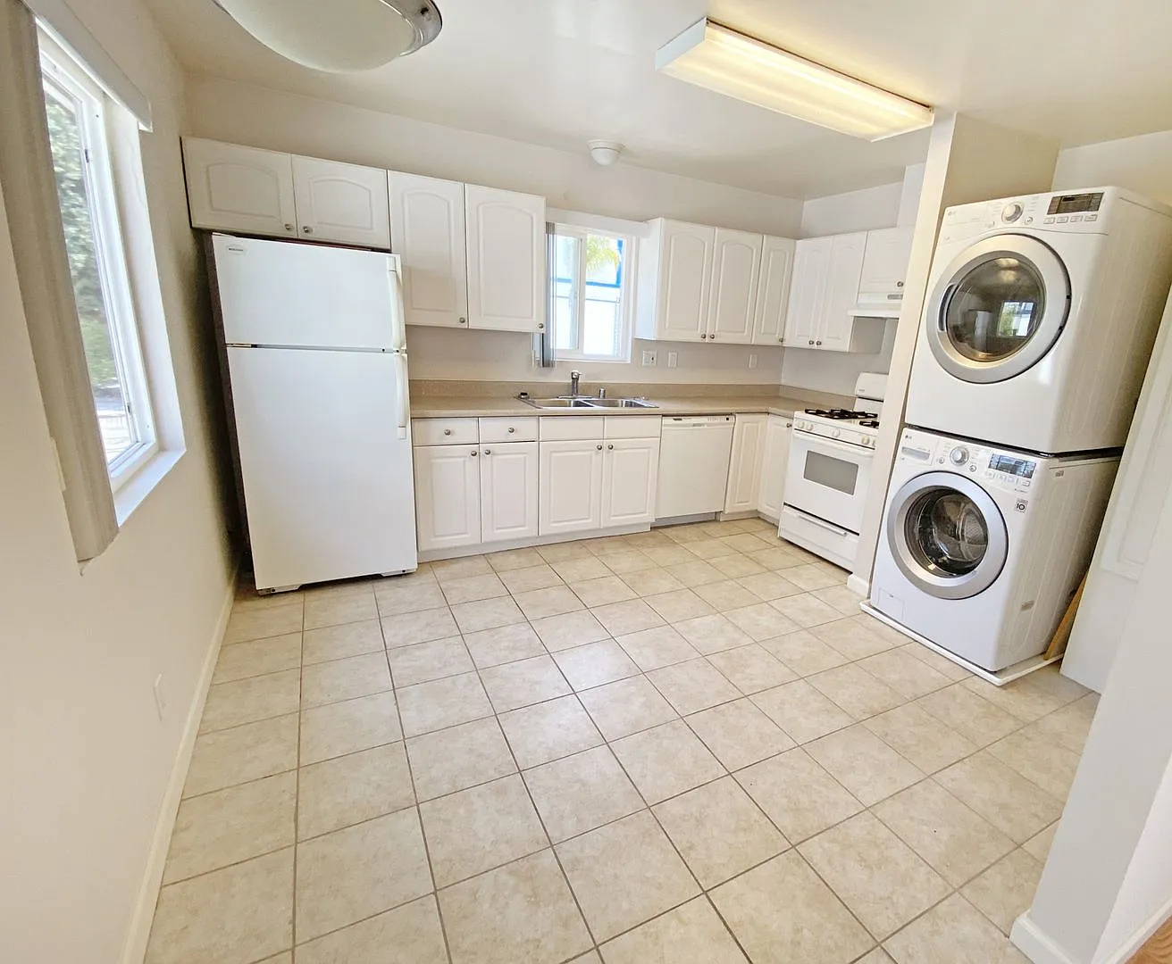 407 N. Elena Avenue — Photo 4