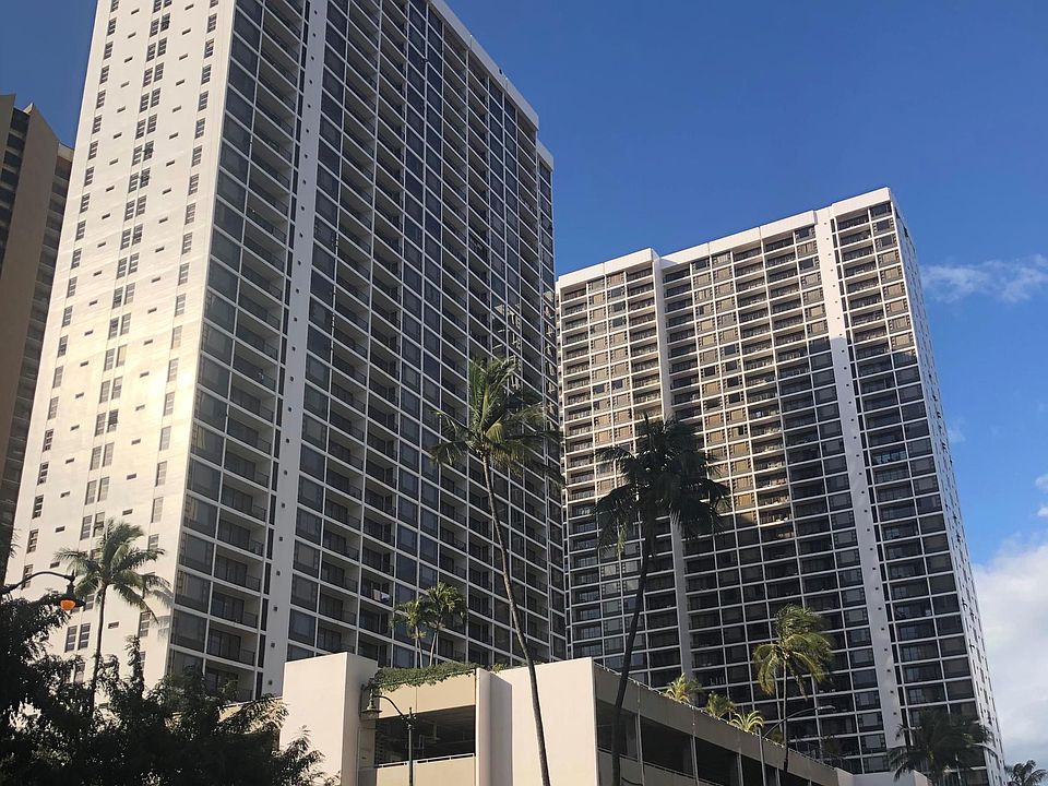 Waikiki Banyan