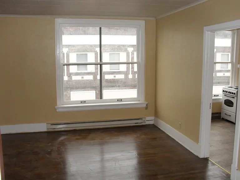 108 W Maple St — Photo 5