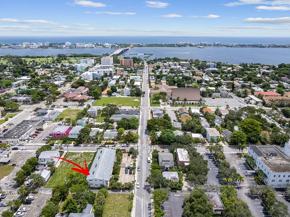 Aerial showing proximity to the beach and Lake/Lucerne Ave