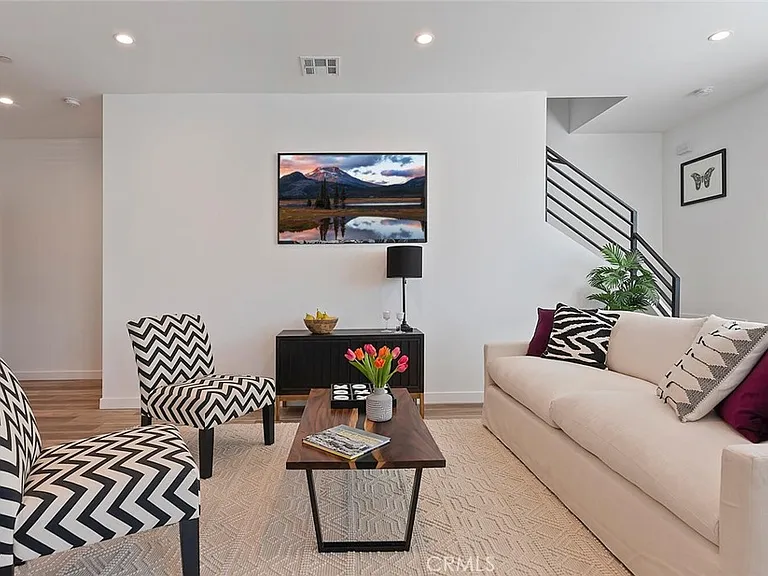 13538 Vanowen St #4 — Photo 9