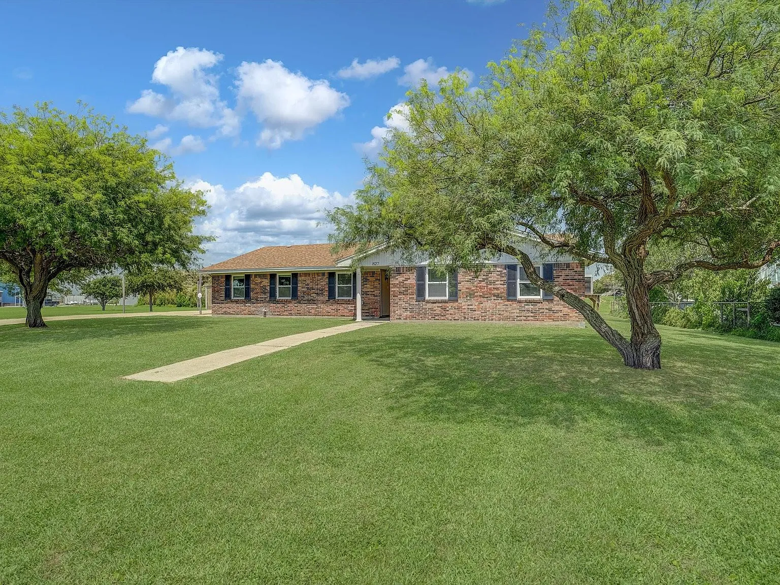 4 bed, 3.0 bath, 1962 sqft, $2,000 — Photo 2