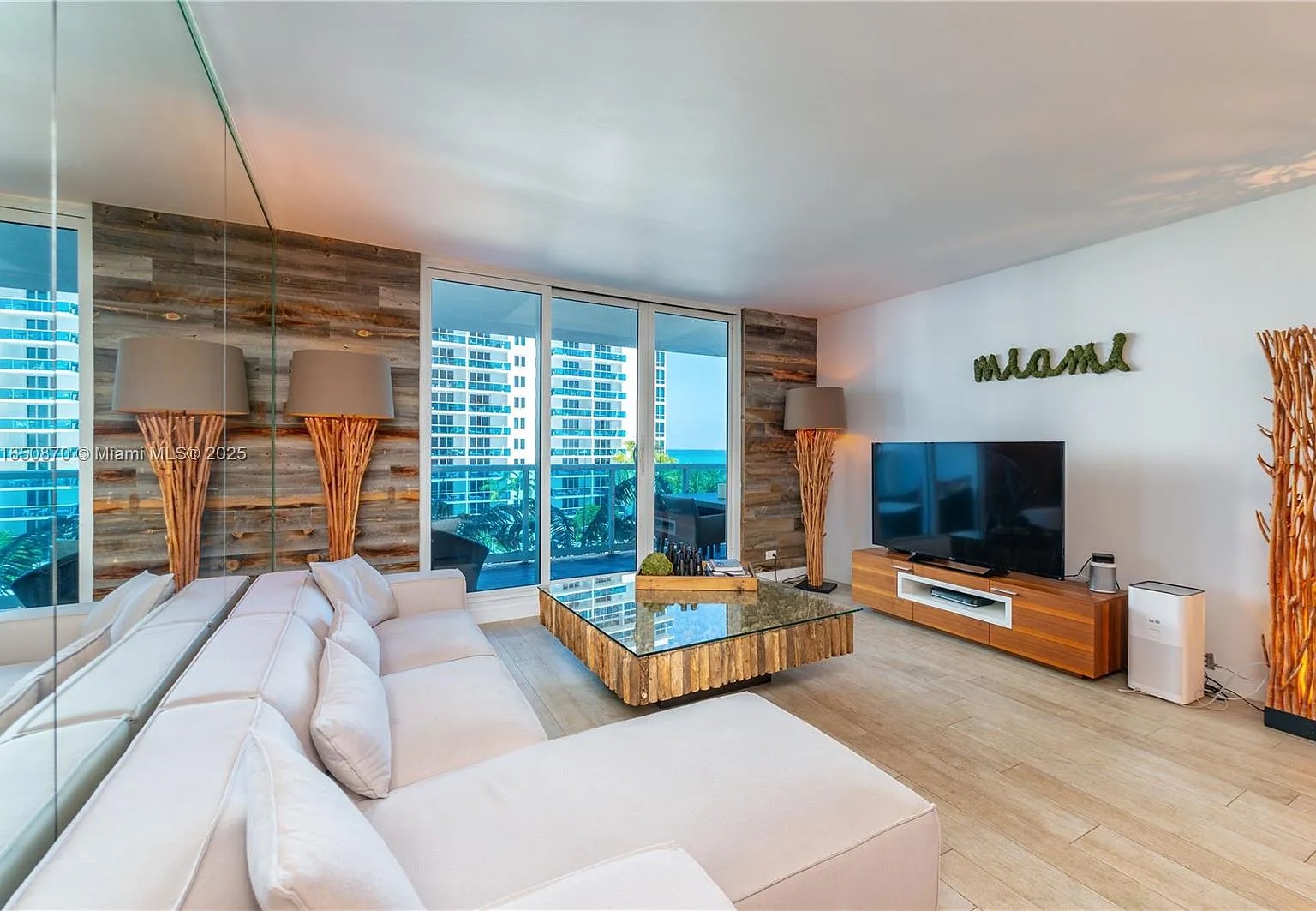 Roney Palace Condo — Photo 4
