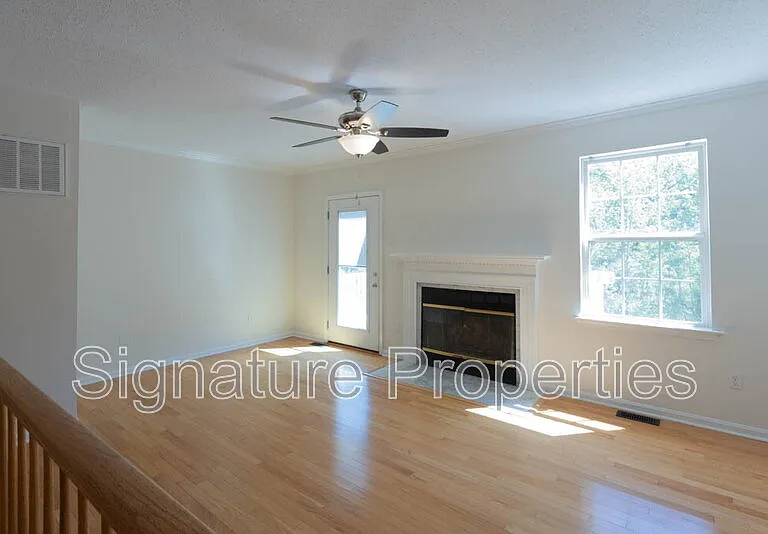 405 Lakeview Ct — Photo 14