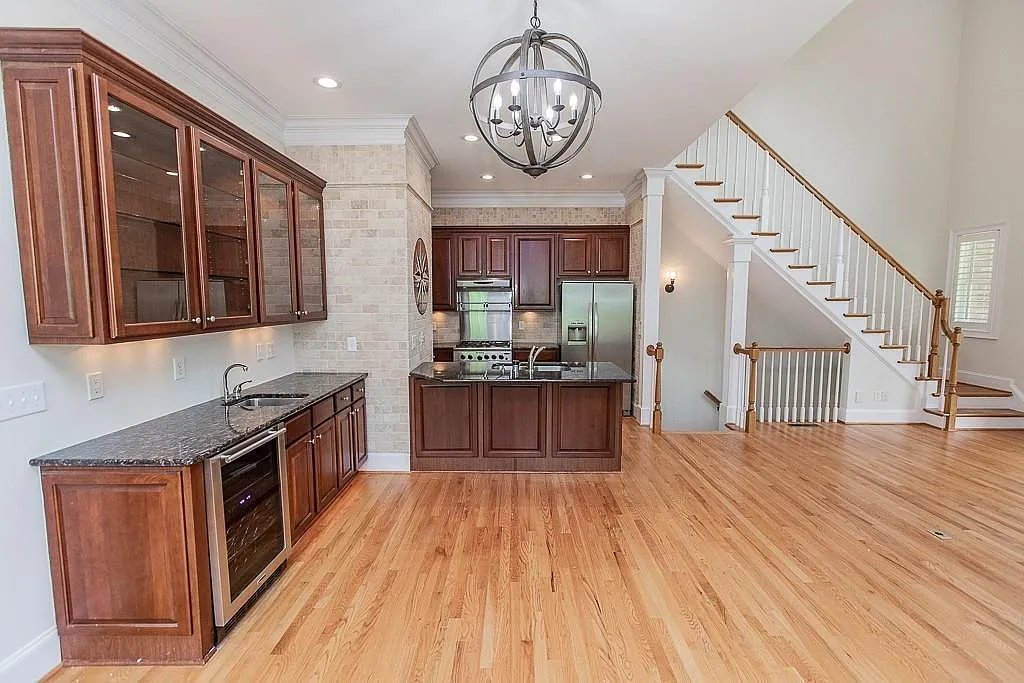 3 bed, 5.0 bath, 2090 sqft, $3,400 — Photo 4