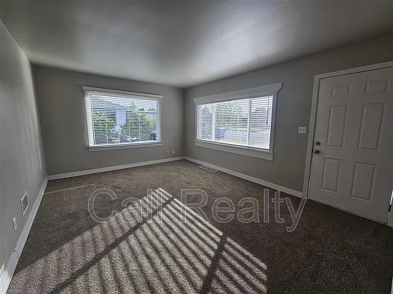 3 bed, 1.0 bath, 981 sqft, $1,600 — Photo 3