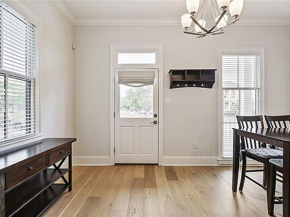 3rd image of 643 Saint Mary St