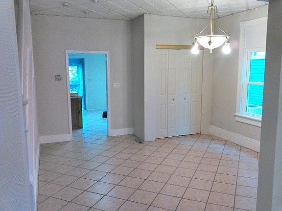 Dining room to kitchen