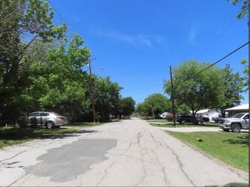 Exterior Neighborhood (street photo)