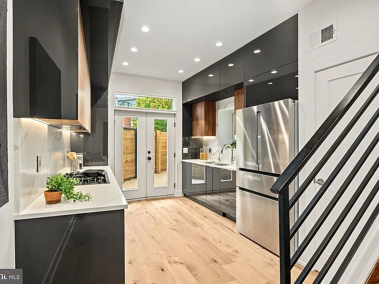 2403 Grays Ferry Ave — Photo 6