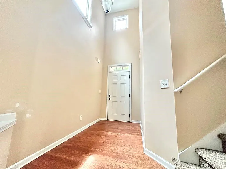 64 Creighton Ln — Photo 2