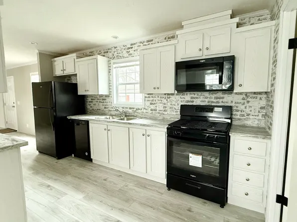 225 Massachusetts Ave, Elyria, OH 44035