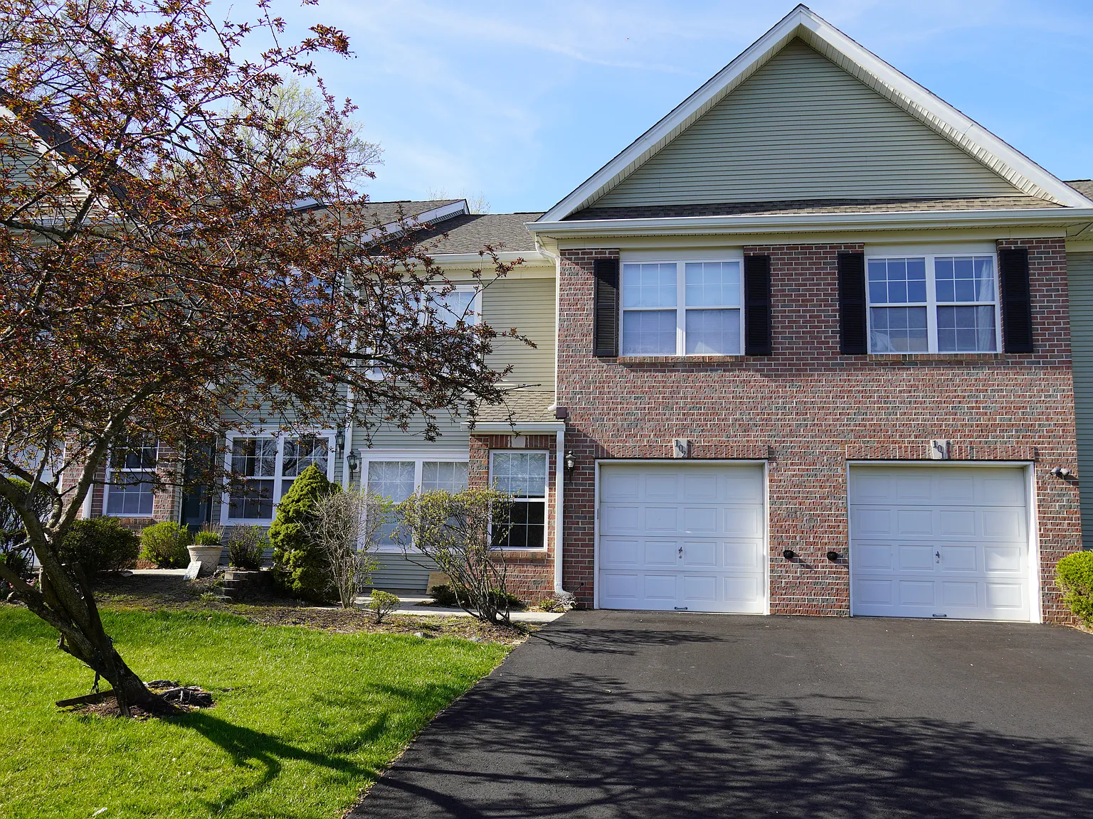 3 bed, 1896 sqft, $3,800 — Photo 1