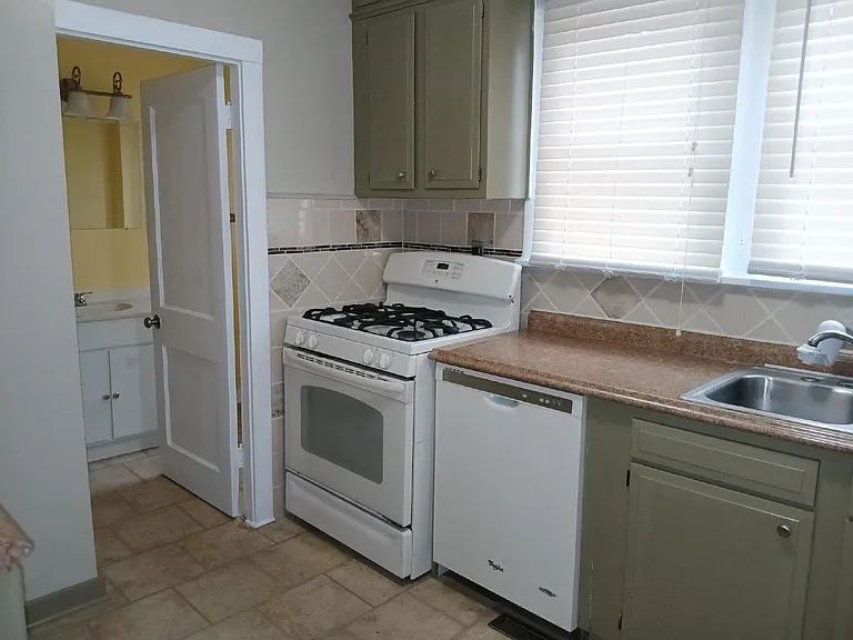 3320 E 31st St — Photo 9