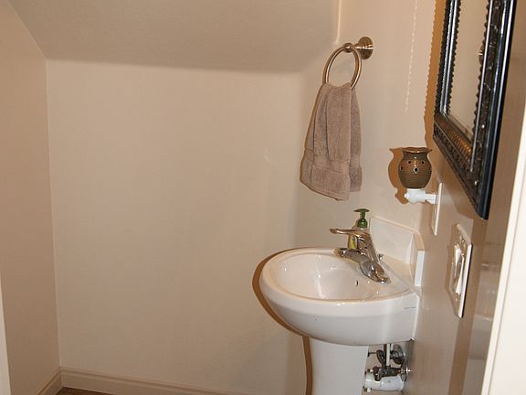 Main floor 1/2 bath