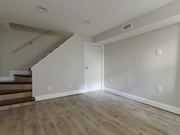 2318 Hunter St — Photo 8