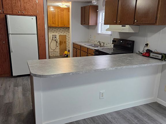 To the left Kitchen - new sit bar area