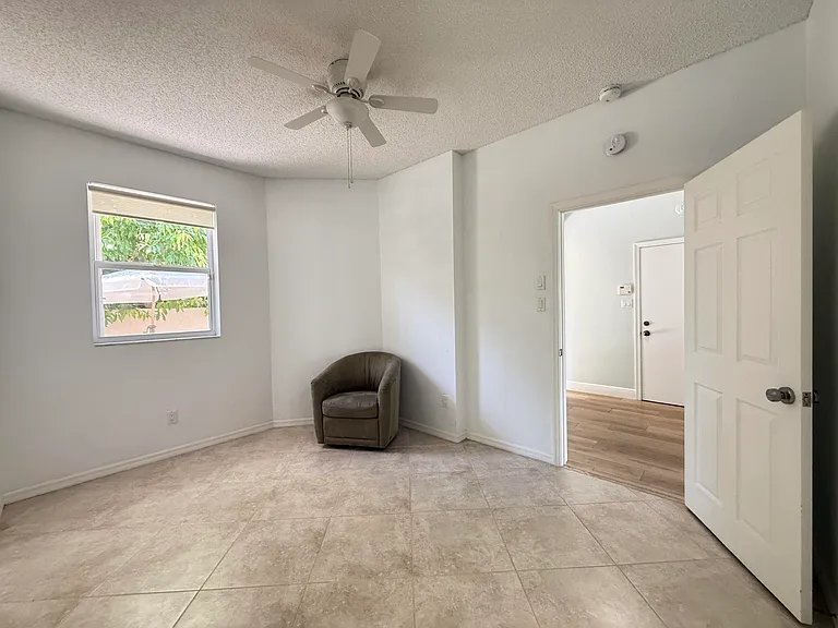 225 N Lakeshore Dr — Photo 50