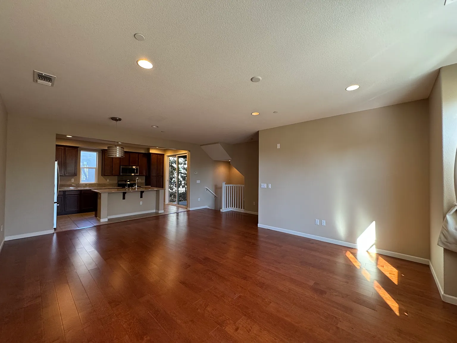 3 bed, 2.5 bath, 1530 sqft, $4,690 — Photo 4