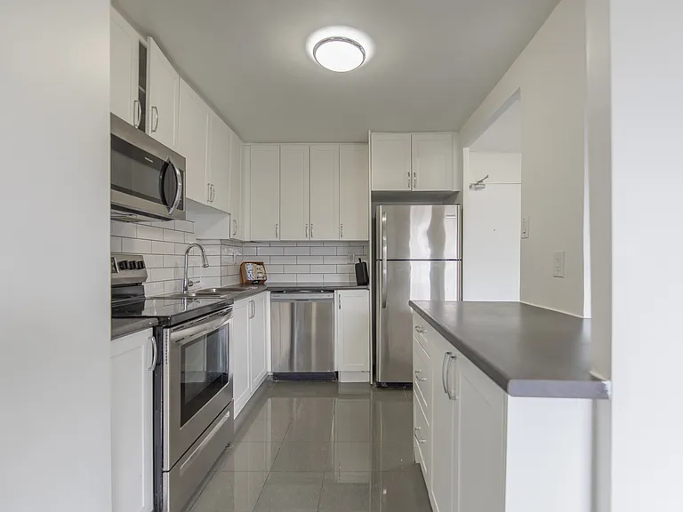 285 Erb St W — Photo 15