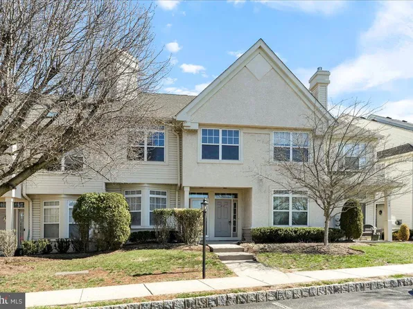 212 Dresher Woods Dr, Dresher, PA 19025