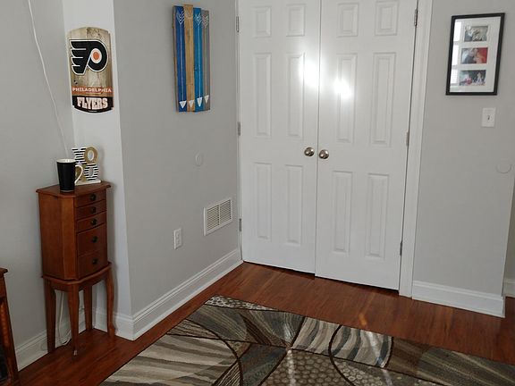 Lg Master bed w/double closet 