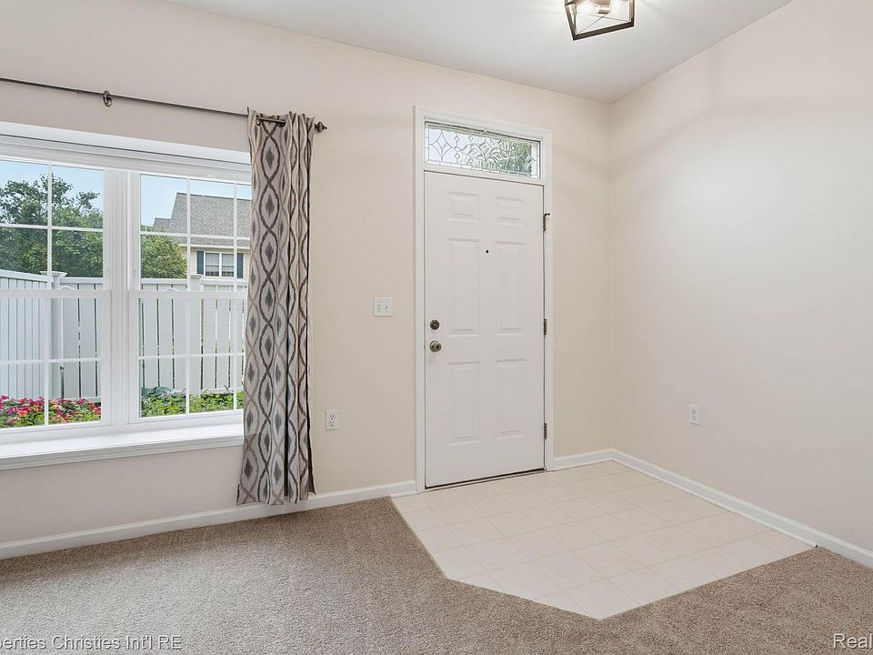 730 Amberly Dr, photo 3
