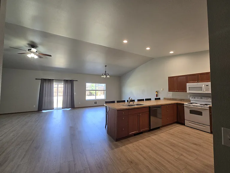205 E Kristen Ave — Photo 4