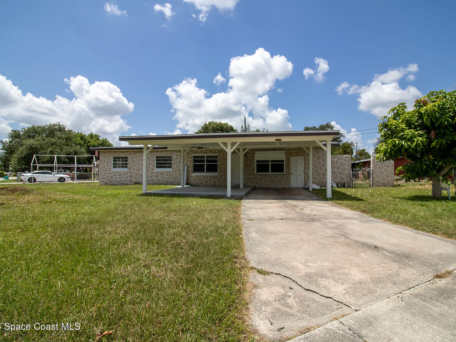 3 bed, 2.0 bath, 912 sqft, $2,000 — Photo 1