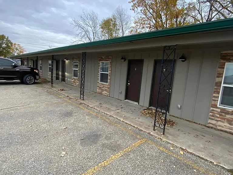 Broadway Apartments — Photo 3