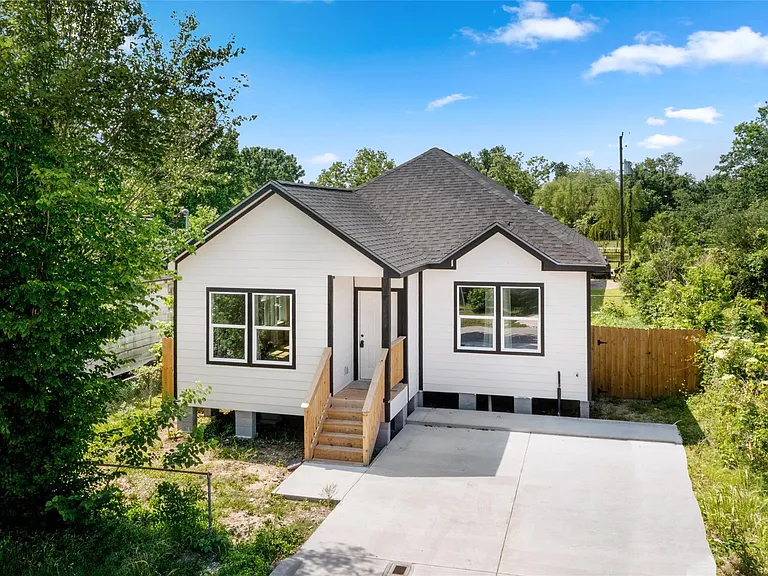 3220 Josephine St — Photo 2
