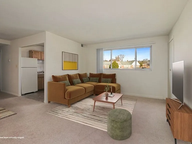 Barclay Square Apartments — Photo 3