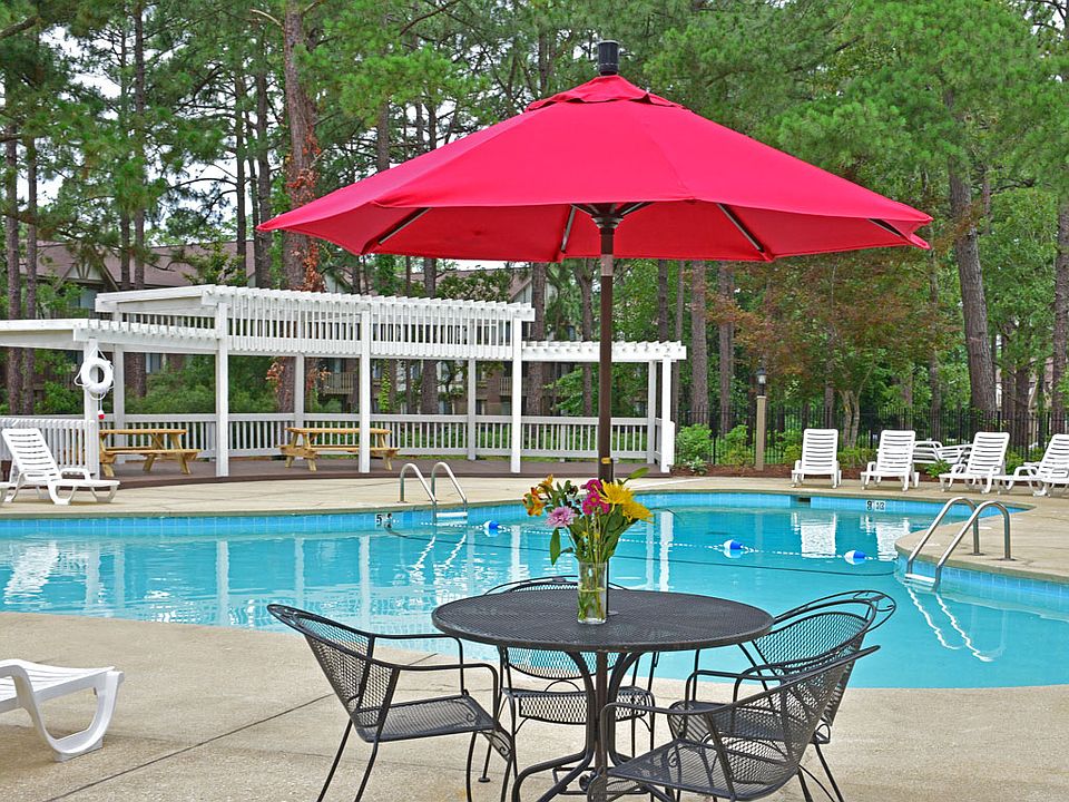 Sparkling Swimming Pool & Sundeck