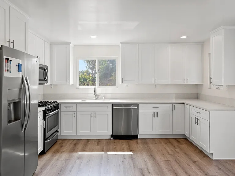 2446 S Dunsmuir Ave — Photo 3