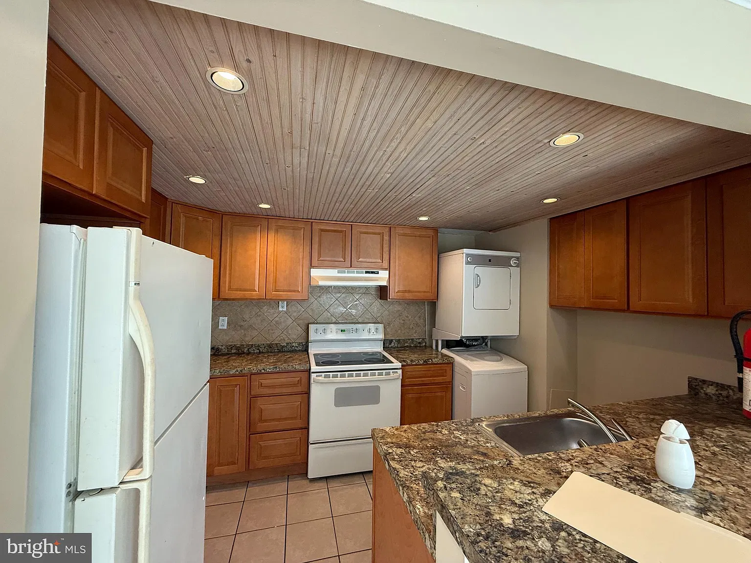 3 bed, 3.0 bath, 1350 sqft, $2,495 — Photo 3