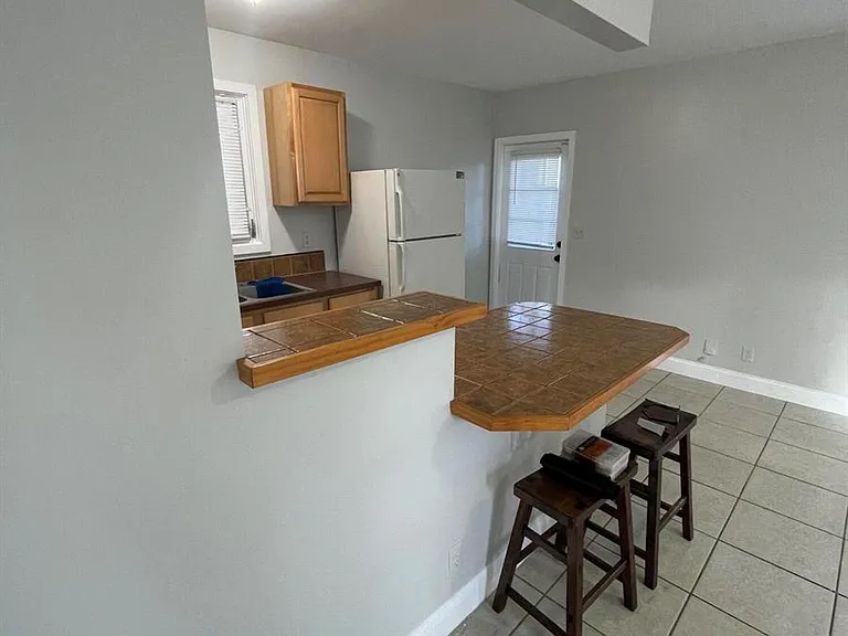 623 Selkirk St — Photo 2