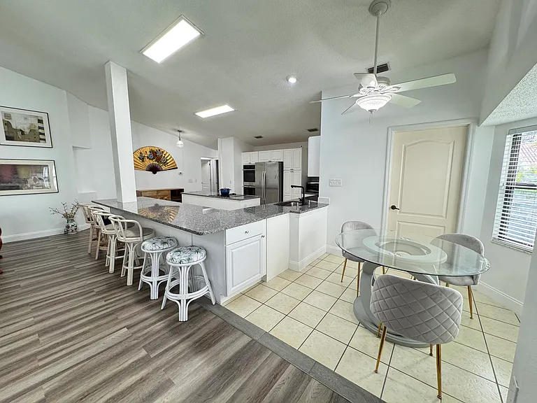 Kitchen & breakfast nook