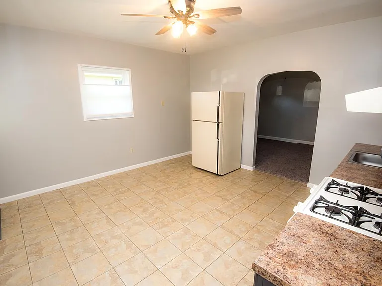 84 Summit Dr — Photo 3