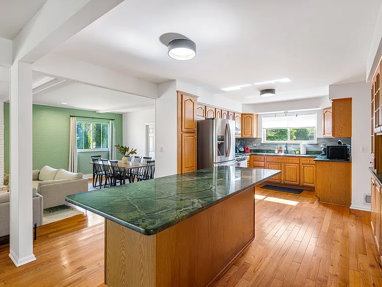 2140 Adrienne Dr — Photo 8