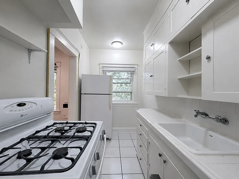 325 W 3rd St #208 — Photo 7