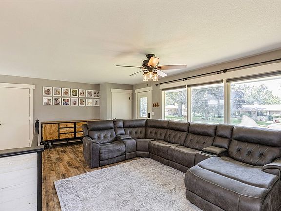 4th image of 204 N Sunset Dr