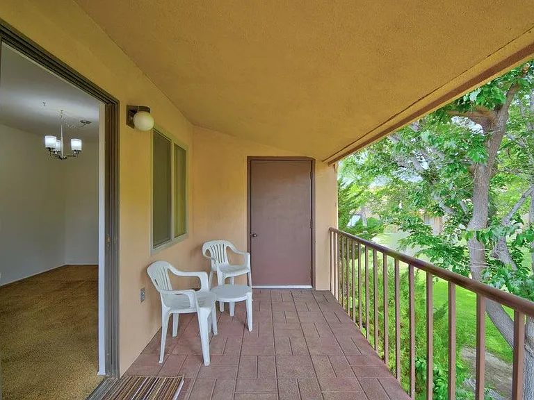 931 Country Club Dr SE #J — Photo 12