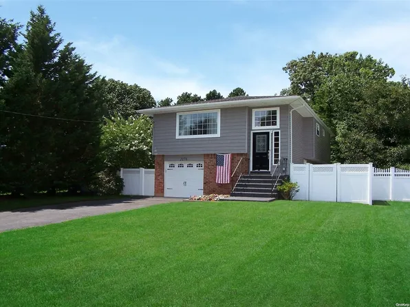 2176 Louis Kossuth Avenue, Ronkonkoma, NY 11779