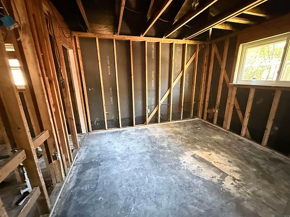 4th image of 14437 Locust St